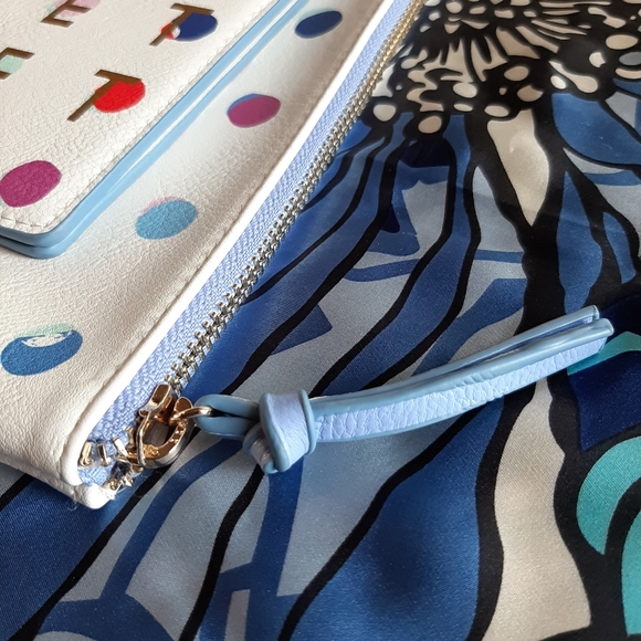 Matching clutch and passport holder - Picture 3 of 4